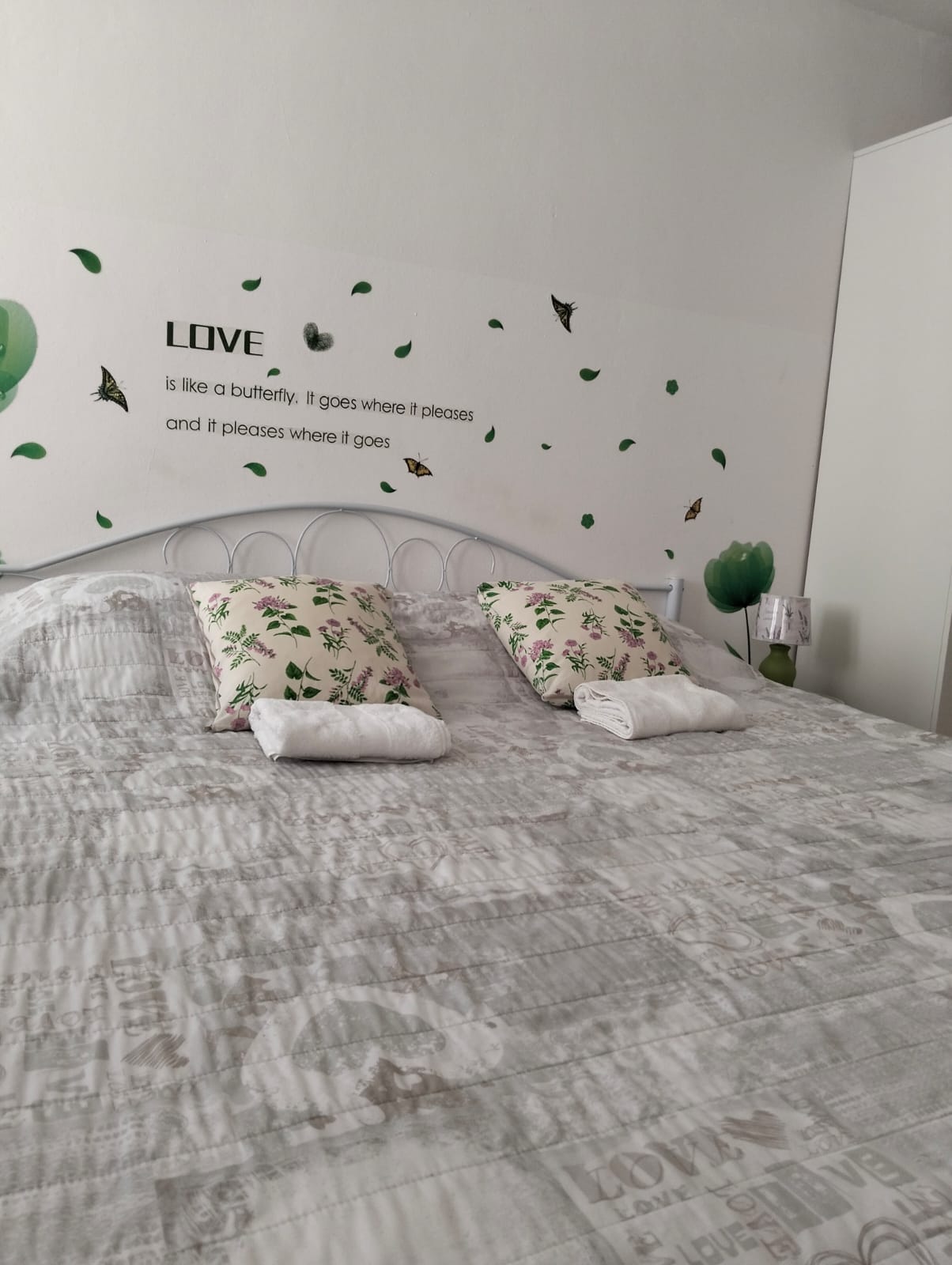 Bedroom — bed with towels